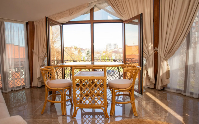 S vidom na gory v ozdorovitelnom centre Reka ZHizni Apartments