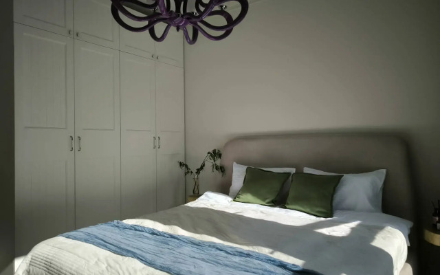 Квартира Комфортная с Просторной Гостиной, Спальней, Детской, Кабинетом и Двумя Санузлами