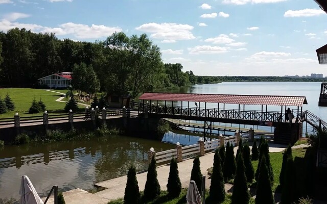 Medvezh'i Ozera Hotel