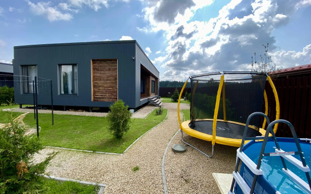 Частный дом дизайнерский великолепной уличной территорией