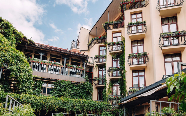 Отель Амбассадори