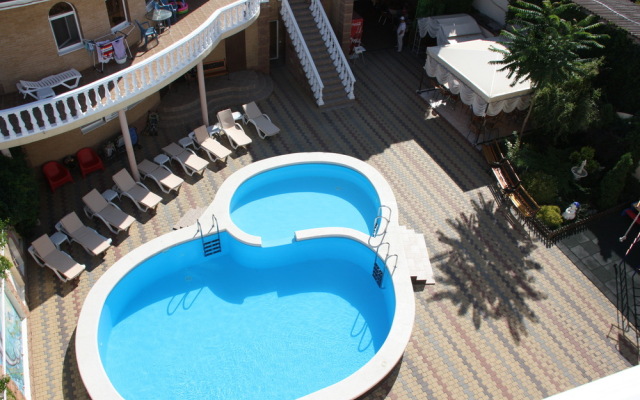 Dzhenifer Guest House