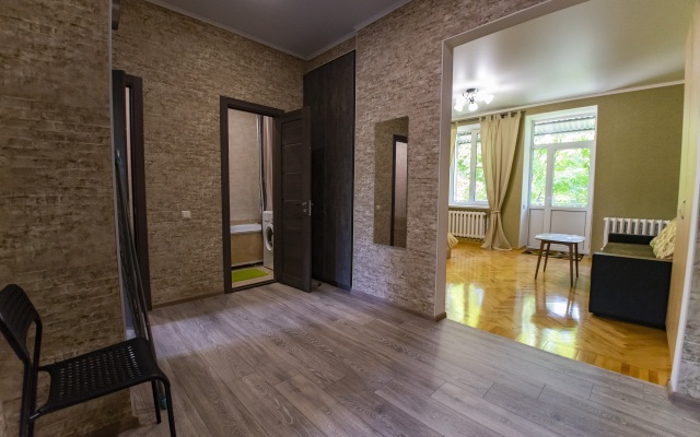 Prostornye trehkomnatnye apartamenty v kurortnoy chasti Zheleznovodska