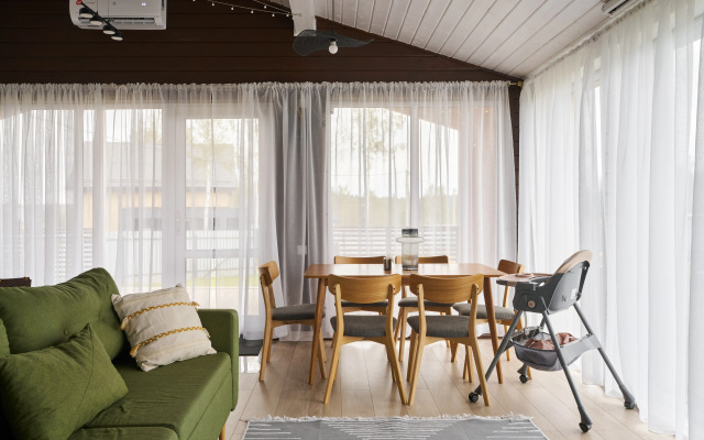 Частный дом с панорамными окнами у озера