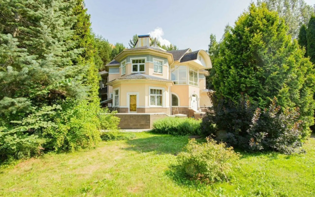 Частный дом лесной с бассейном