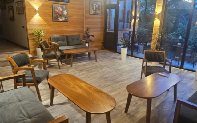Kausar. Hotel