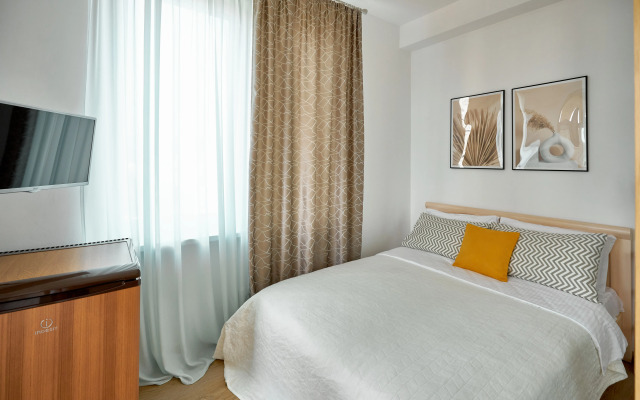 In the center of the Riviera Park Apartments