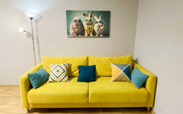 Квартира с Яркими акцентами и кроликами на стиле
