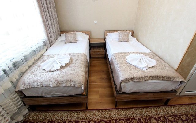 Madanur Hotel