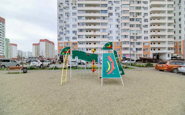 Квартира Как Дома с видом на Дом и Улицу