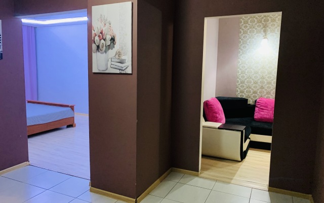 2-Kh Komnatnaya V Tsentre Vozle Tsirka Flat