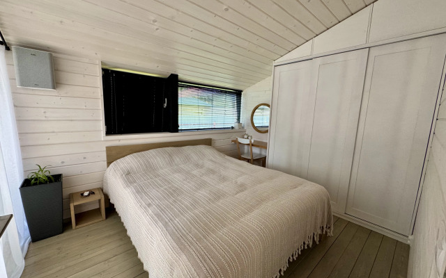 Частный Дом с Верандой в Лесу