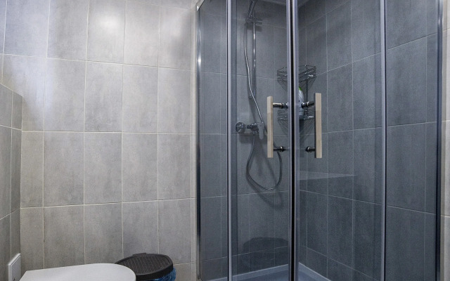 Sovremennaya dvukhurovnevaya studiya Flat