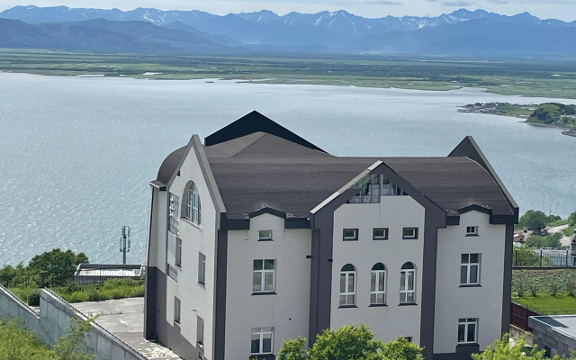 Okeanskie Panoramy. Vid na okean, vulkan, buhtu, gory i gorod Flat