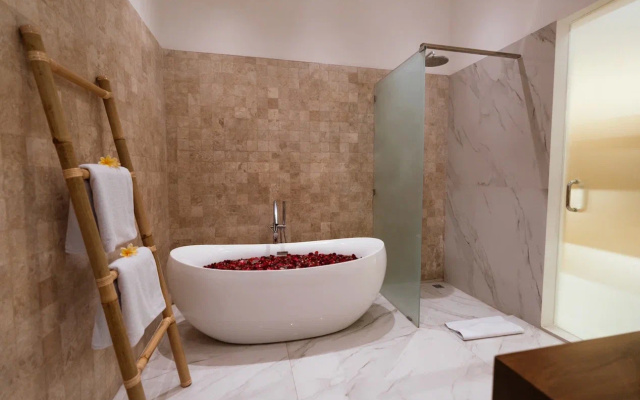 Nalas Villa 5 Bed Room Resort – Bathroom – Denpasar