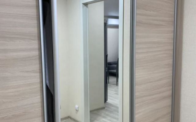 2/Well-appointed studio with mountain views