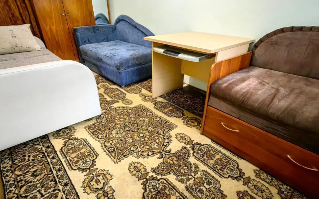 U Ostanovki Gostsirk Flat