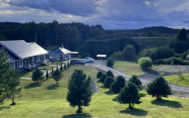 Частный дом у реки