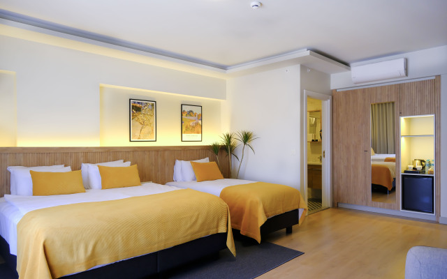 Dugi̇ Hotel