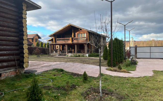 Uyutny dom v lesu u reki Private house
