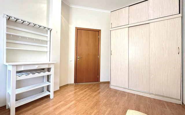 Chetyrekhkomnatnaya v Centre na Ostrovskogo Flat