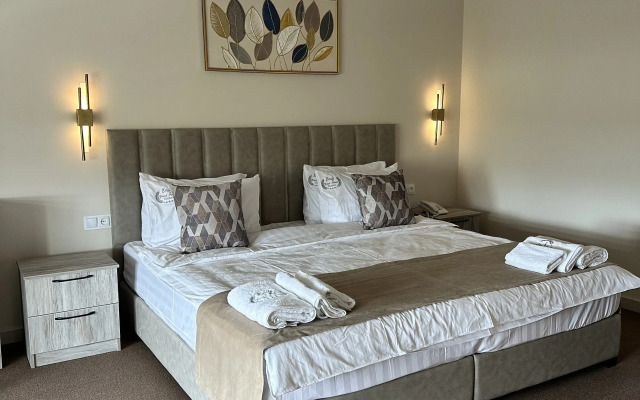 Hotel Emily Grand Palace