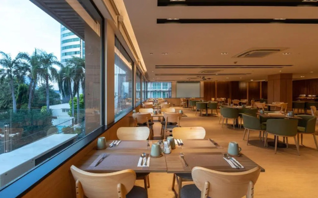 Отель Golden Tulip Mandison Suites