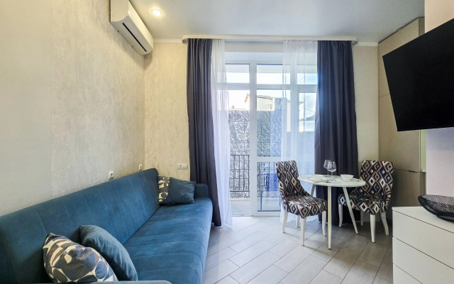 Nebol'shaya studiya dlya 2kh chelovek dlya uyedineniya so svoim balkonchikom Flat