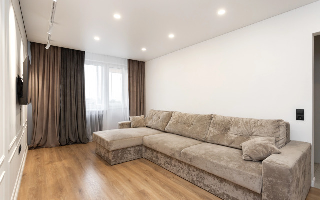 Квартира уютная трехкомнатная с двумя балконами рядом с островом Канта