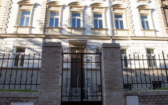 Letmebnb Apartments