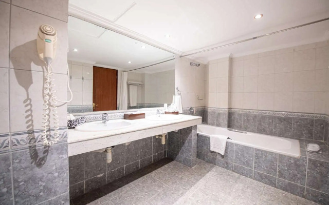 Golden Tulip Dar Es Salaam Hotel
