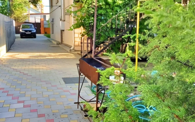 Частный Дом с Террасой и Качелей