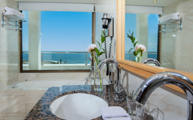 Constantinou Bros Pioneer Beach Hotel