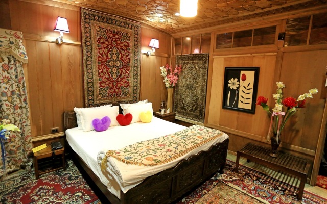 Kings Paradise Houseboat Hotel