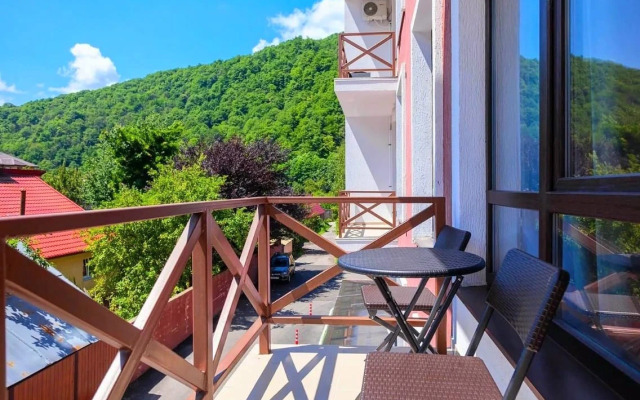 Uyutnaya Kvartira S Vidom Na Gory Apartments