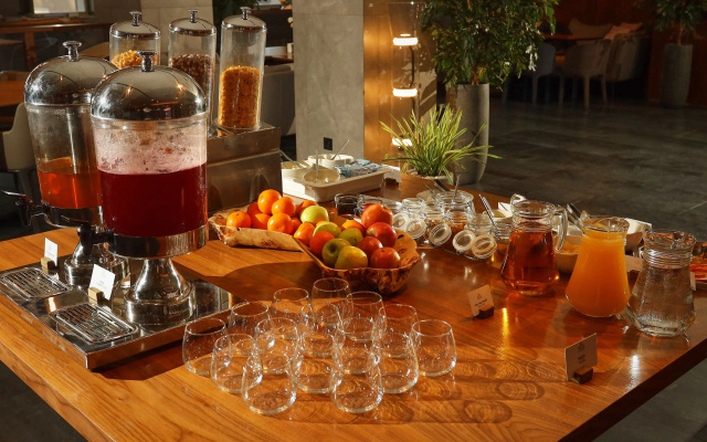 Отель FarFour Inn & Suite