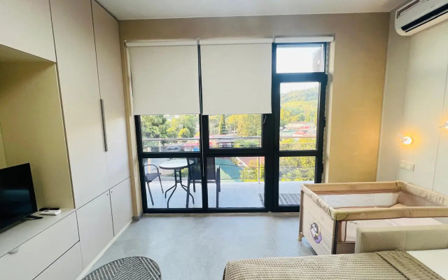 Chetyryokhmestnye apartamenty s balkonom ı basseynom na territorii Apartments