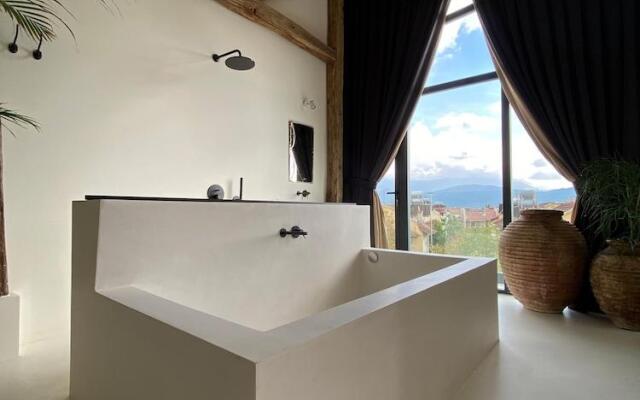 To Be Social House Hotel