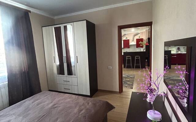 Evrodvushka S Vidom Na Goru Flat