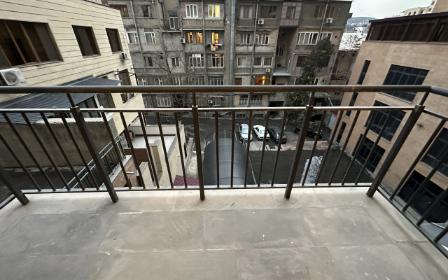 2-K v Novostroyke, Ulitsa Arama, Di482 Flat