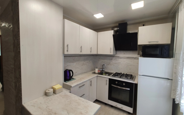 Tryokhkomnatnaya Na Semyonovskom Ozere Flat