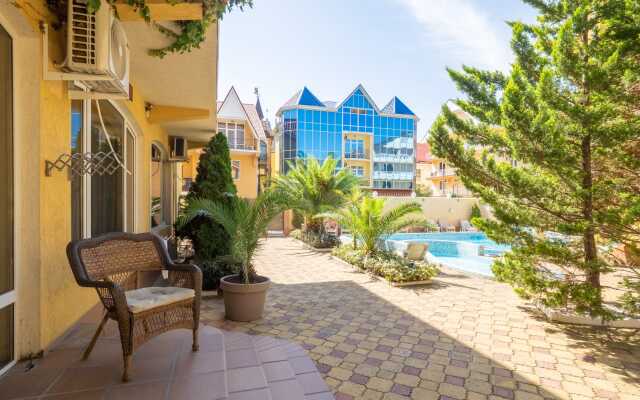 U Morya S Basseinom V ZhK Solnechnyij 15 Apartments