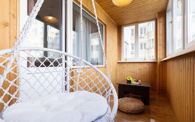 Semejnaya Dvuhkomnatnaya u Zooparka s Gamakom na Lodzhii Flat