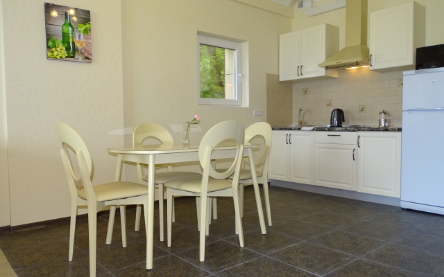 s dvumya spal'nyami i vidom na more Apartments