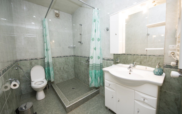 s 5 spal'nyami Guest House