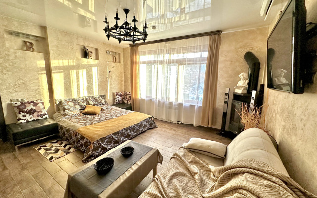 Частный дом с прудом террасами джакузи