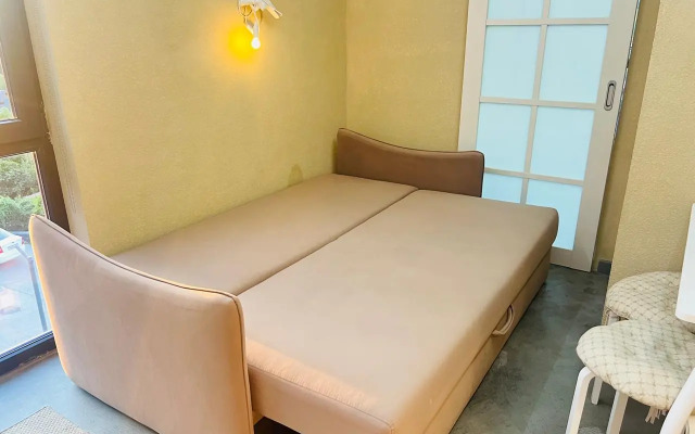 Chetyryokhmestnye apartamenty s balkonom ı basseynom na territorii Apartments