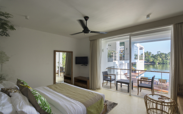 33 Lake Terrace Hotel