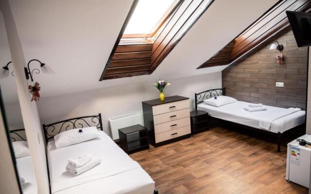 Everest Hotel
