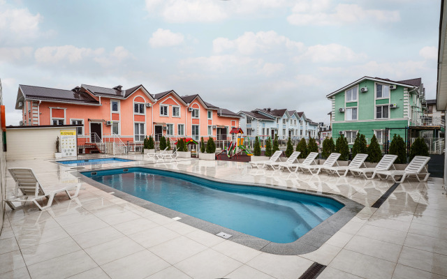 V Klubnom Komplekse s Basseynom Flat